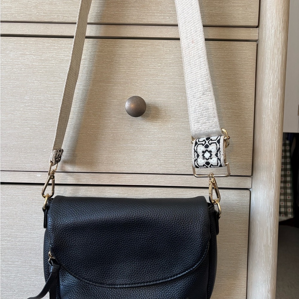 Chic Black Crossbody Bag with Gold Accents - Picture 4 of 4